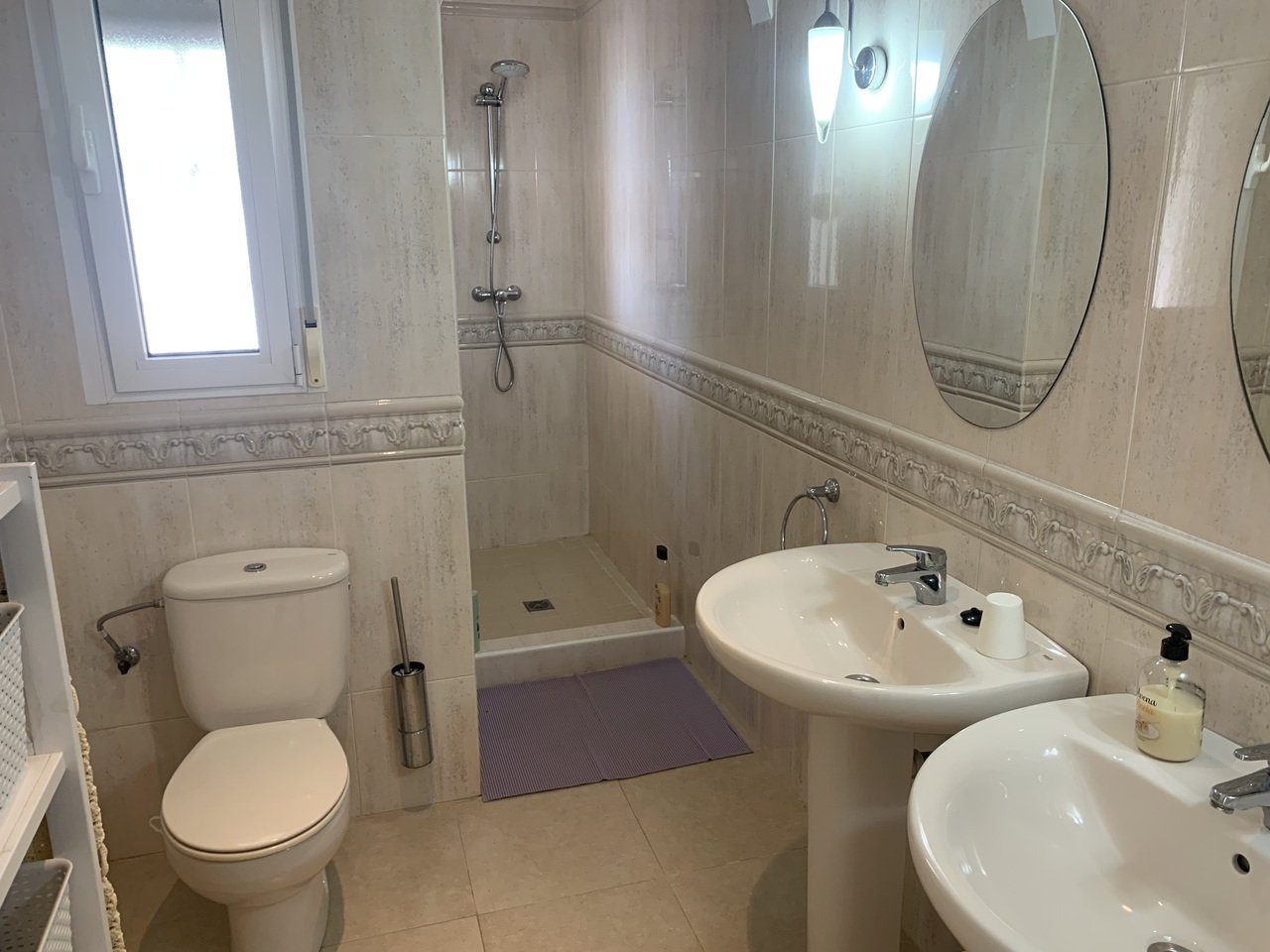  In der exklusiven Wohnanlage Lomas de La Juliana in Algorfa gelegen, bietet diese beeindruckende freistehende Villa 216 m² wunderschön gestaltete Woh