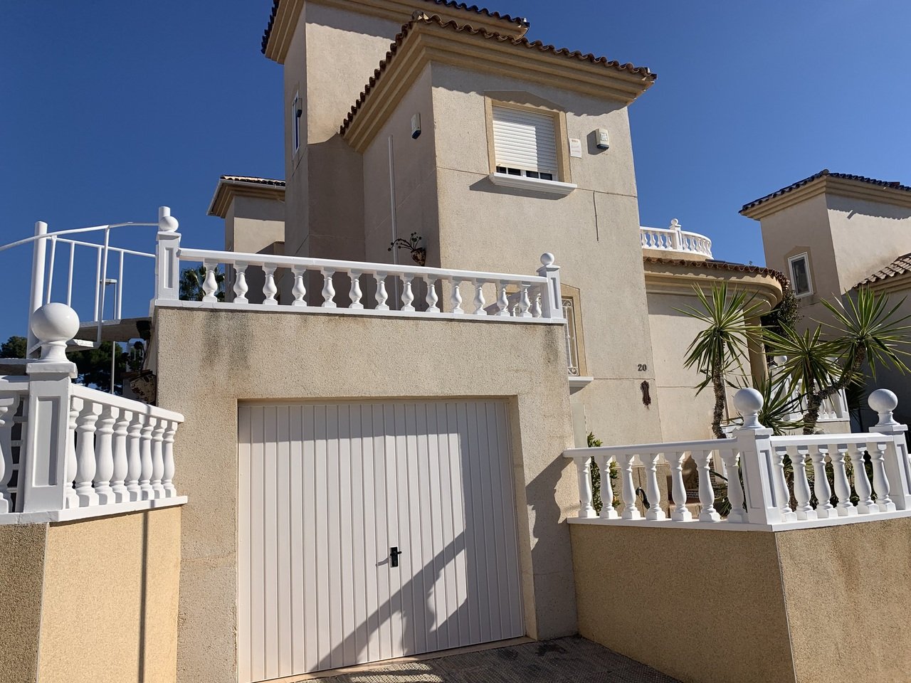 Fantastic opportunity with this 3 Bed, 2 Bath Detached Villa in Villamartin.Discover the charm of this spacious and versatile 3-bedroom, 2-bathroom