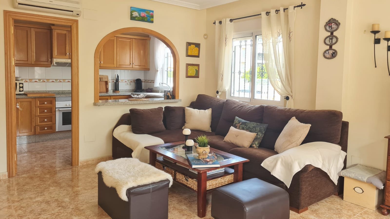  In der beliebten Wohnanlage Vista Azul in Villamartin, Orihuela Costa, bietet diese gepflegte Eck-Maisonette-Wohnung ein perfektes Gleichgewicht zwis