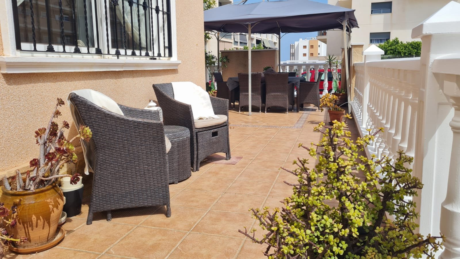  In der beliebten Wohnanlage Vista Azul in Villamartin, Orihuela Costa, bietet diese gepflegte Eck-Maisonette-Wohnung ein perfektes Gleichgewicht zwis