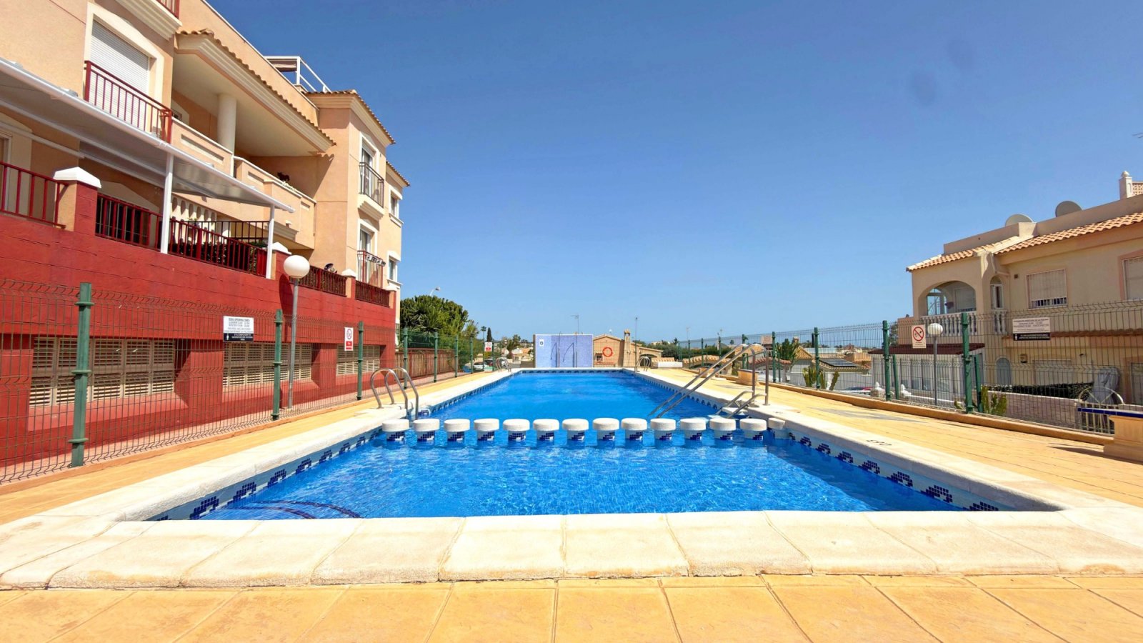  Wunderschönes Reihenhaus in La Florida, Orihuela Costa, kürzlich hochwertig renoviert. Offener Wohn- und Essbereich mit großen Schiebetüren, die auf 