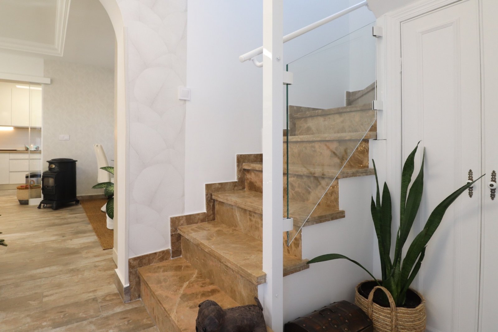   This South East Facing, Four Bedroom, Detached Villa in Las Filipinas, is located overlooking a green area of trees and bushes, in a highly desirabl