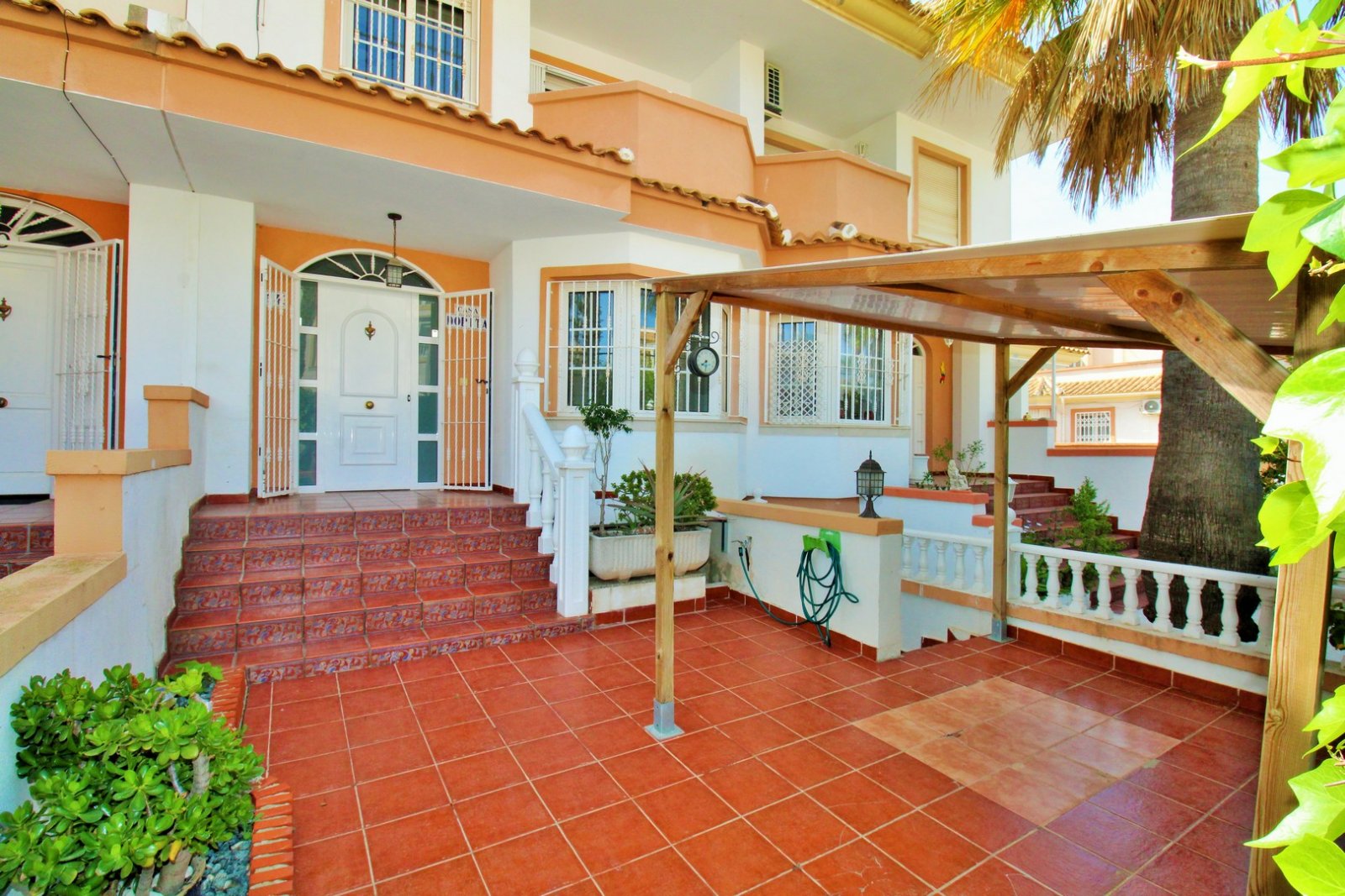  Dieses Reihenhaus mit 3 Schlafzimmern befindet sich in der Wohnanlage Sun Golf Villas in Villamartin und liegt in hervorragender Lage direkt neben de