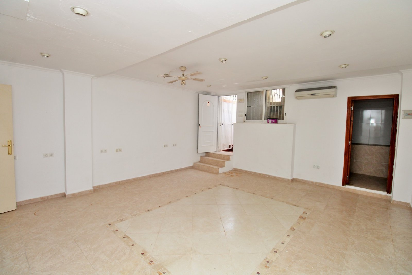  Dieses Reihenhaus mit 3 Schlafzimmern befindet sich in der Wohnanlage Sun Golf Villas in Villamartin und liegt in hervorragender Lage direkt neben de