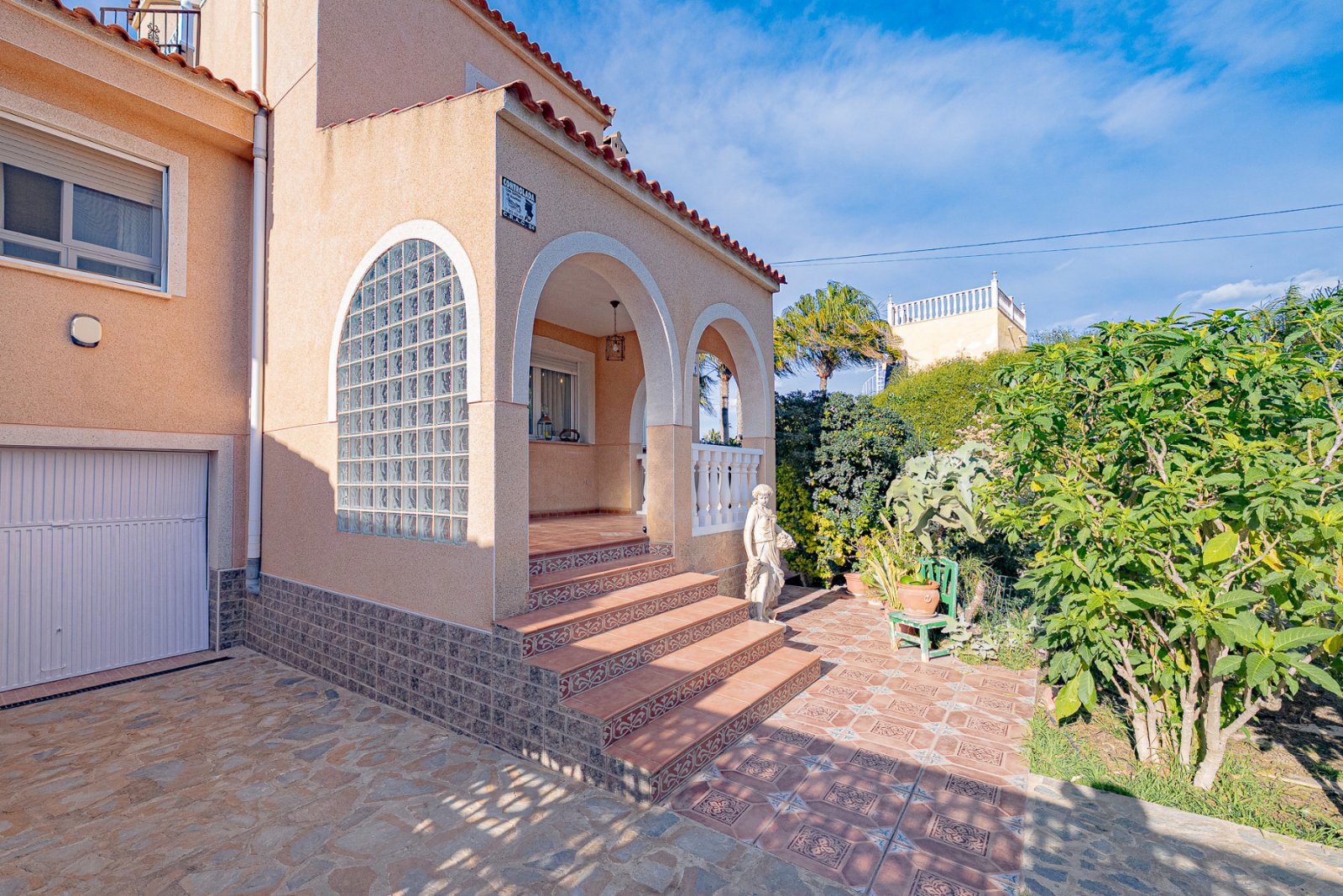  Esta cuidada villa semiadosada se encuentra en las afueras de Torrevieja, en la consolidada zona residencial de El Chaparral, cerca de las conocidas 