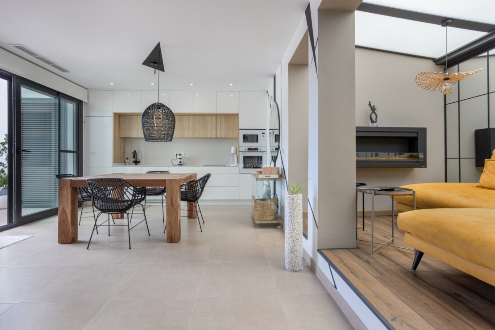   &amp;#13;&amp;#13;
Located in charming and highly popular Benijófar is this stylish and perfectly maintained townhouse from 2018. A contem