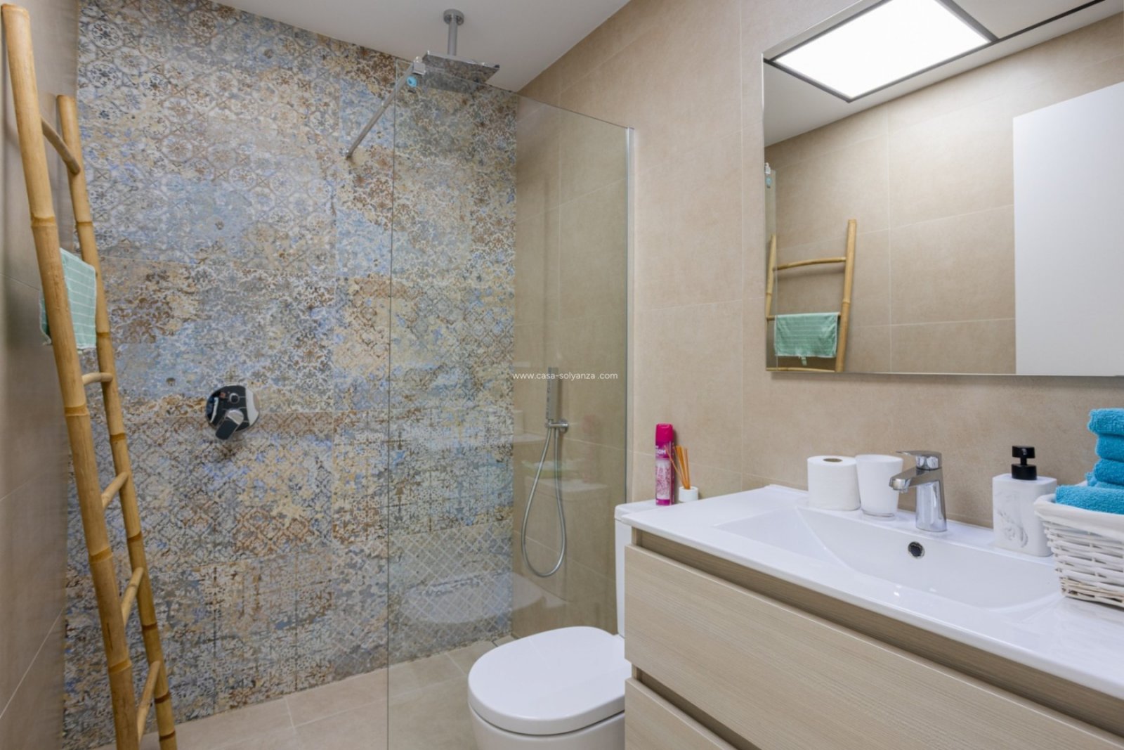   &amp;#13;&amp;#13;
Located in charming and highly popular Benijófar is this stylish and perfectly maintained townhouse from 2018. A contem