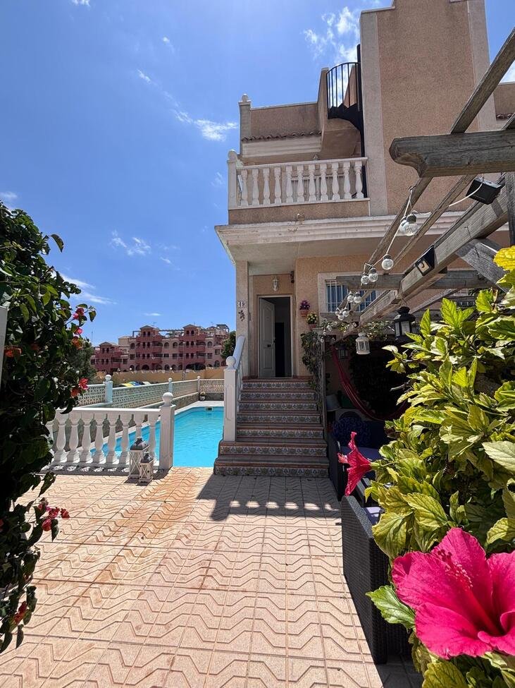 This beautifully presented 3 bedroom, 2 1/2 bathroom Townhouse is located in the highly desirable area of Villamartín, close to an excellent selecti