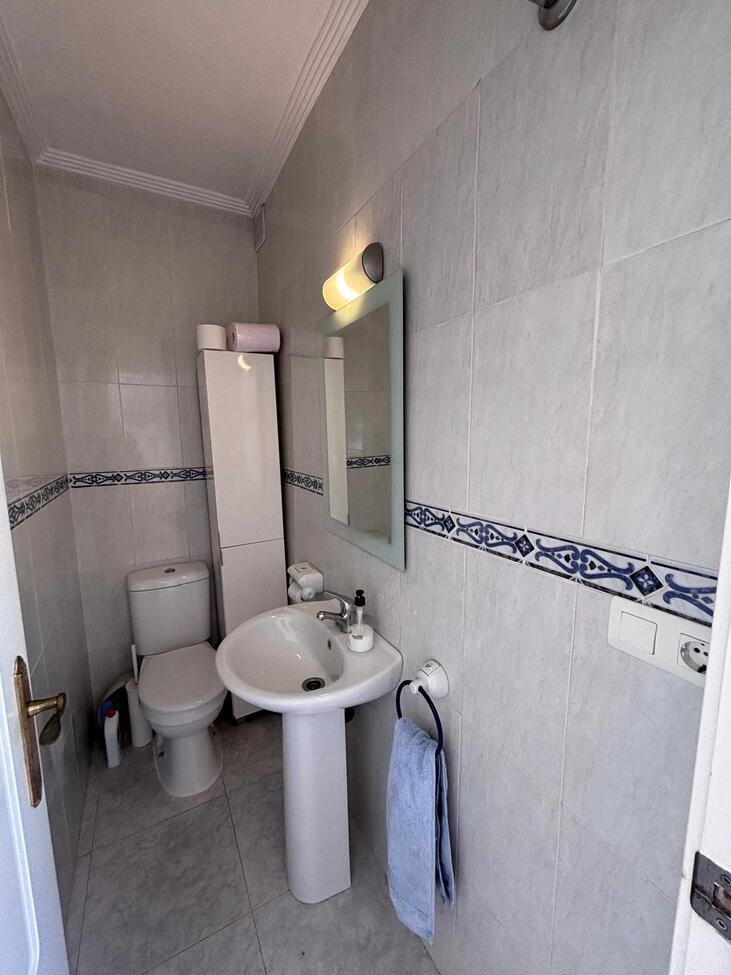 This beautifully presented 3 bedroom, 2 1/2 bathroom Townhouse is located in the highly desirable area of Villamartín, close to an excellent selecti