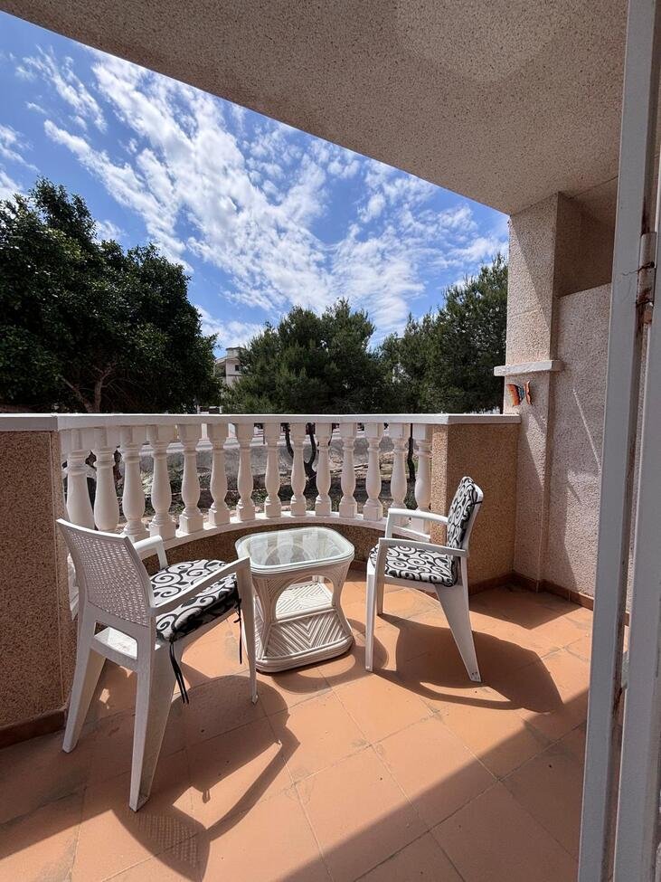 This beautifully presented 3 bedroom, 2 1/2 bathroom Townhouse is located in the highly desirable area of Villamartín, close to an excellent selecti