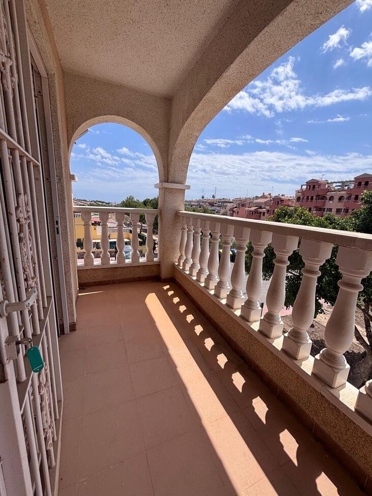 This beautifully presented 3 bedroom, 2 1/2 bathroom Townhouse is located in the highly desirable area of Villamartín, close to an excellent selecti