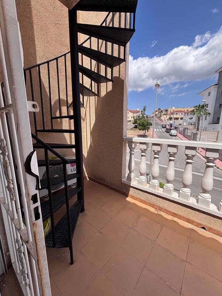This beautifully presented 3 bedroom, 2 1/2 bathroom Townhouse is located in the highly desirable area of Villamartín, close to an excellent selecti