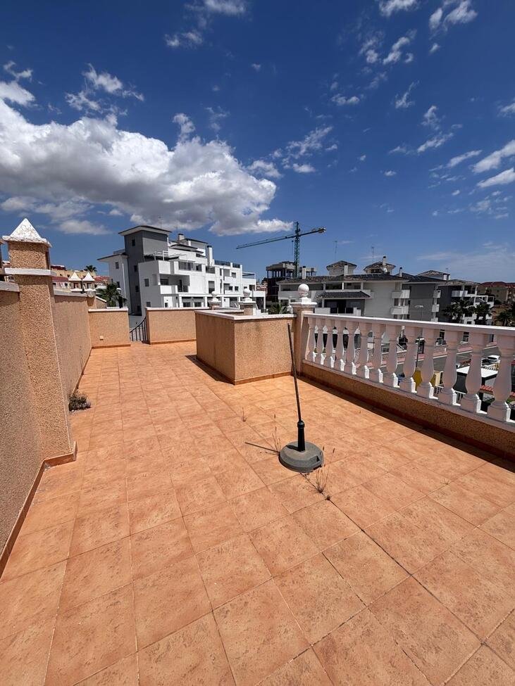 This beautifully presented 3 bedroom, 2 1/2 bathroom Townhouse is located in the highly desirable area of Villamartín, close to an excellent selecti