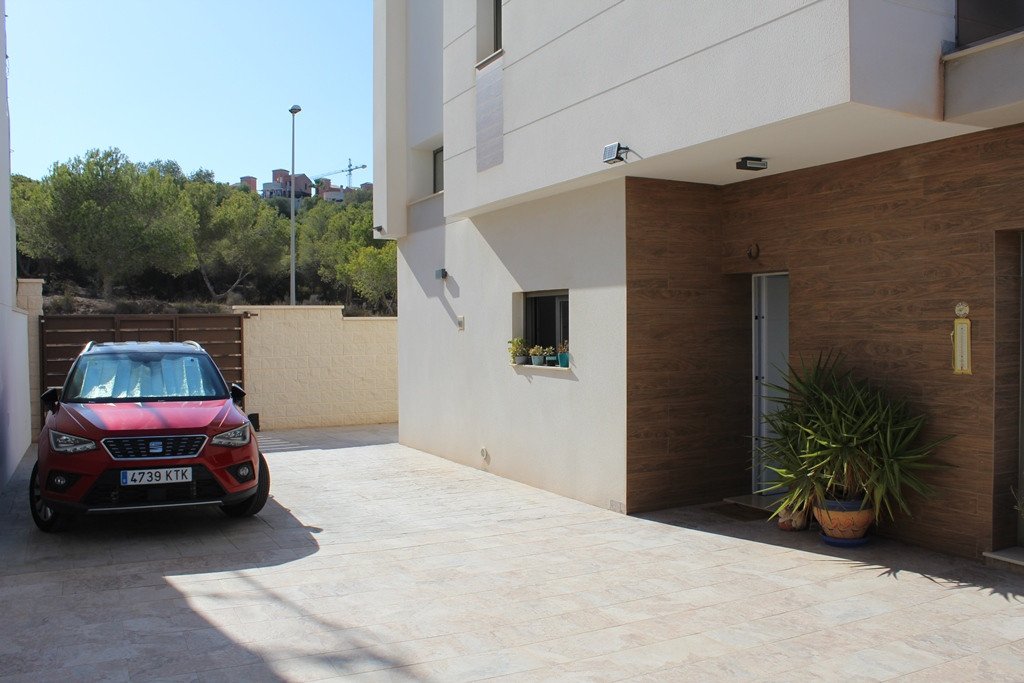Exklusive, bezugsfertige, moderne und stilvolle, freistehende Luxusvilla mit 3 Schlafzimmern und 3 Bädern en suite. Voll möbliert in ruhiger Lage in
