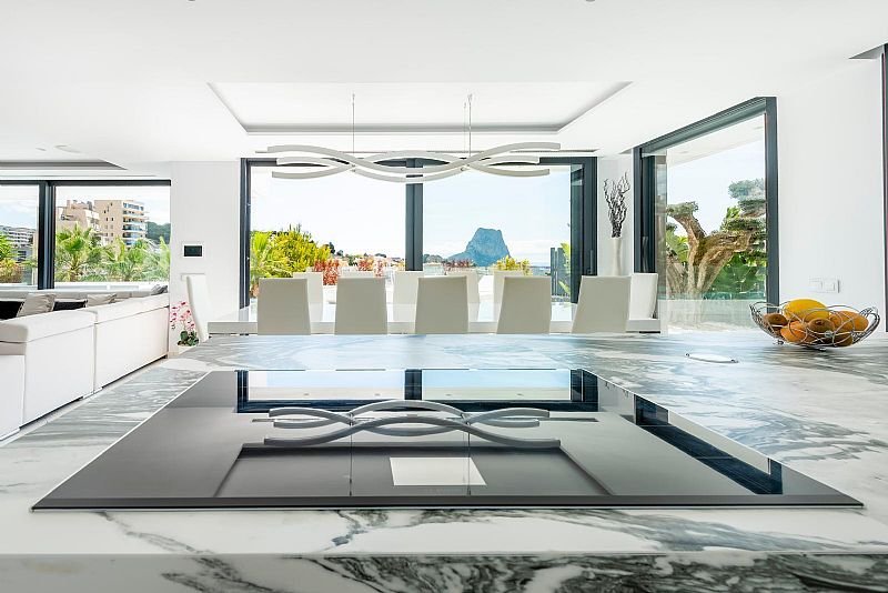 Diese exklusive Villa befindet sich in der schönen Stadt Calpe und bietet eine privilegierte Umgebung nur 1 km vom Meer entfernt. Entworfen für dieje