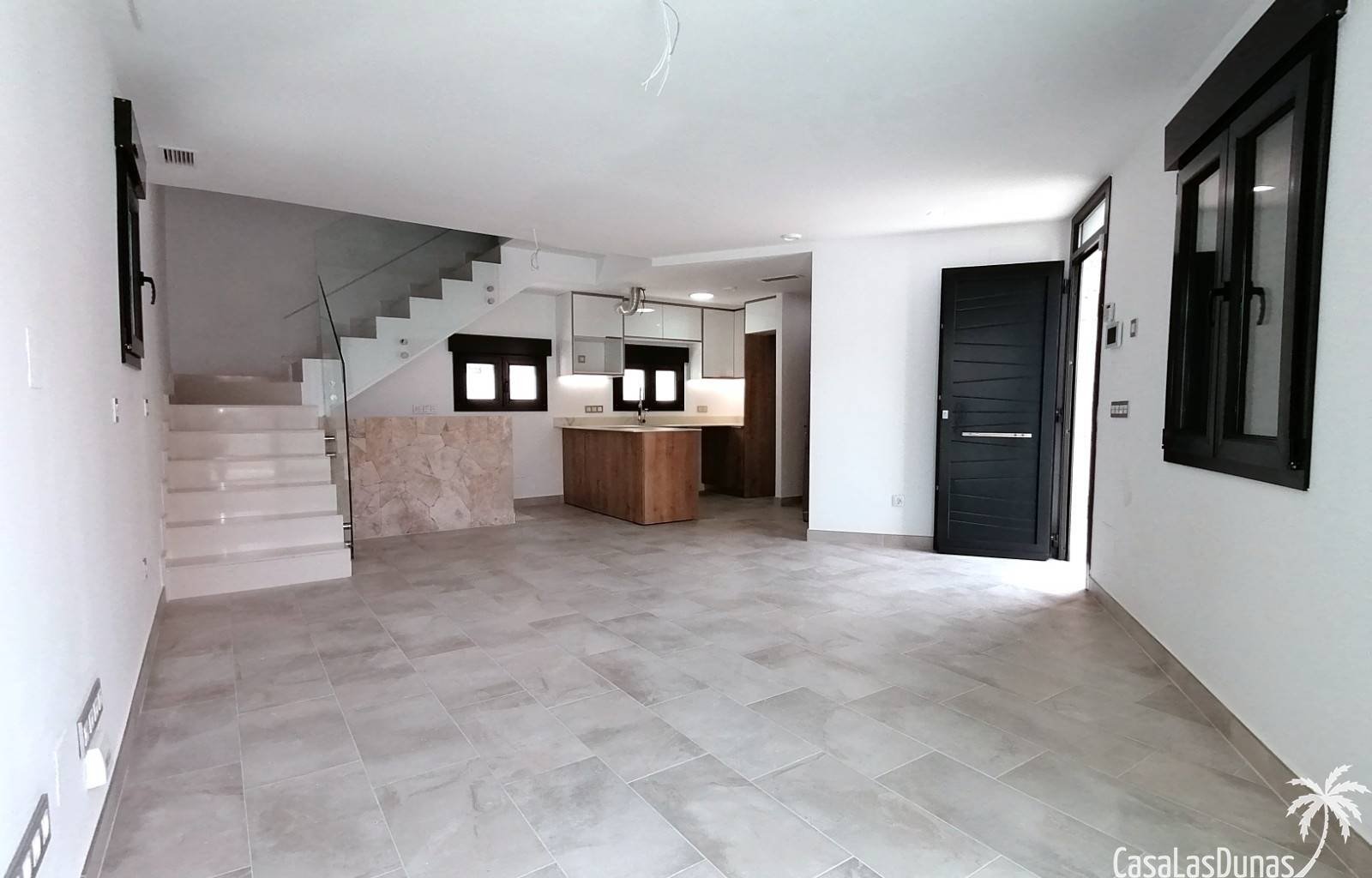 Diese schöne Villa liegt nur 100 Meter vom Sandstrand von La Mata entfernt. Das Haus hat 3 Etagen, auf denen die 3 Schlafzimmer und 4 Badezimmer vert