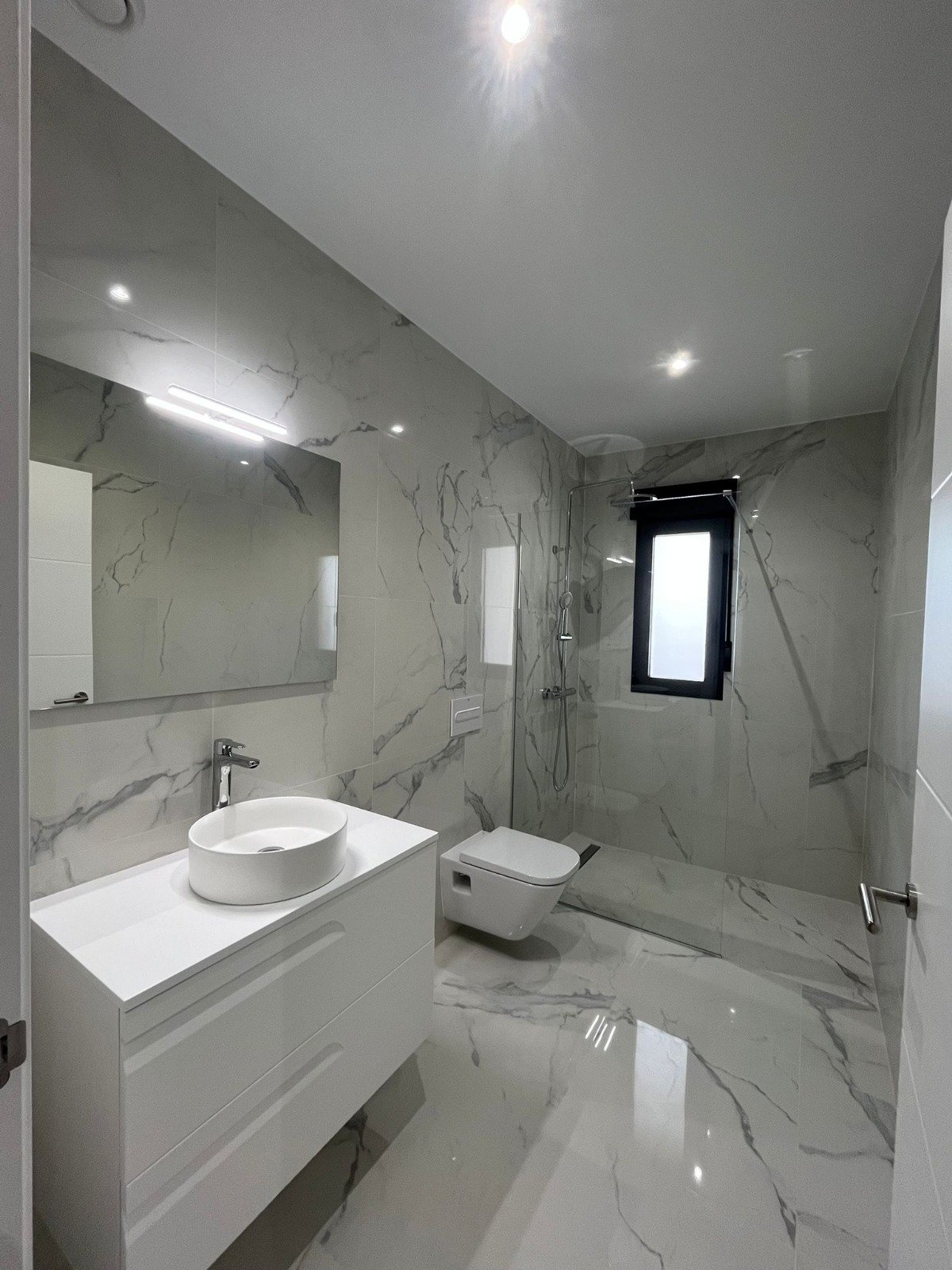 In der charmanten Ortschaft La Romana gelegen, bietet dieses freistehende Chalet eine perfekte Kombination aus Komfort und Stil. Mit einem Design, da