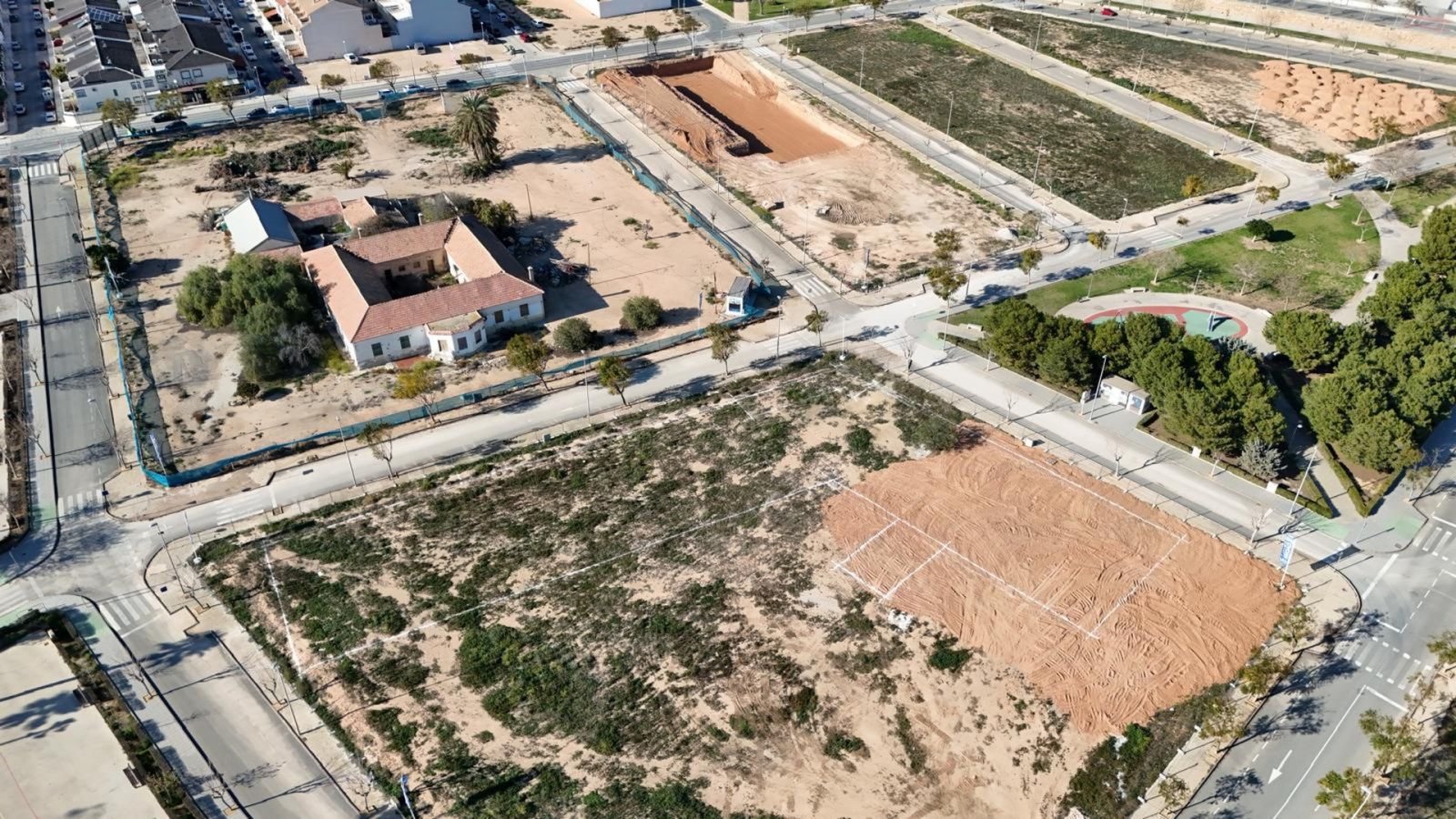 In der charmanten Gemeinde Pilar de la Horadada gelegen, bietet dieser Wohnkomplex eine Auswahl von 22 High-Bungalow und Low-Bungalow Wohnungen. Dies