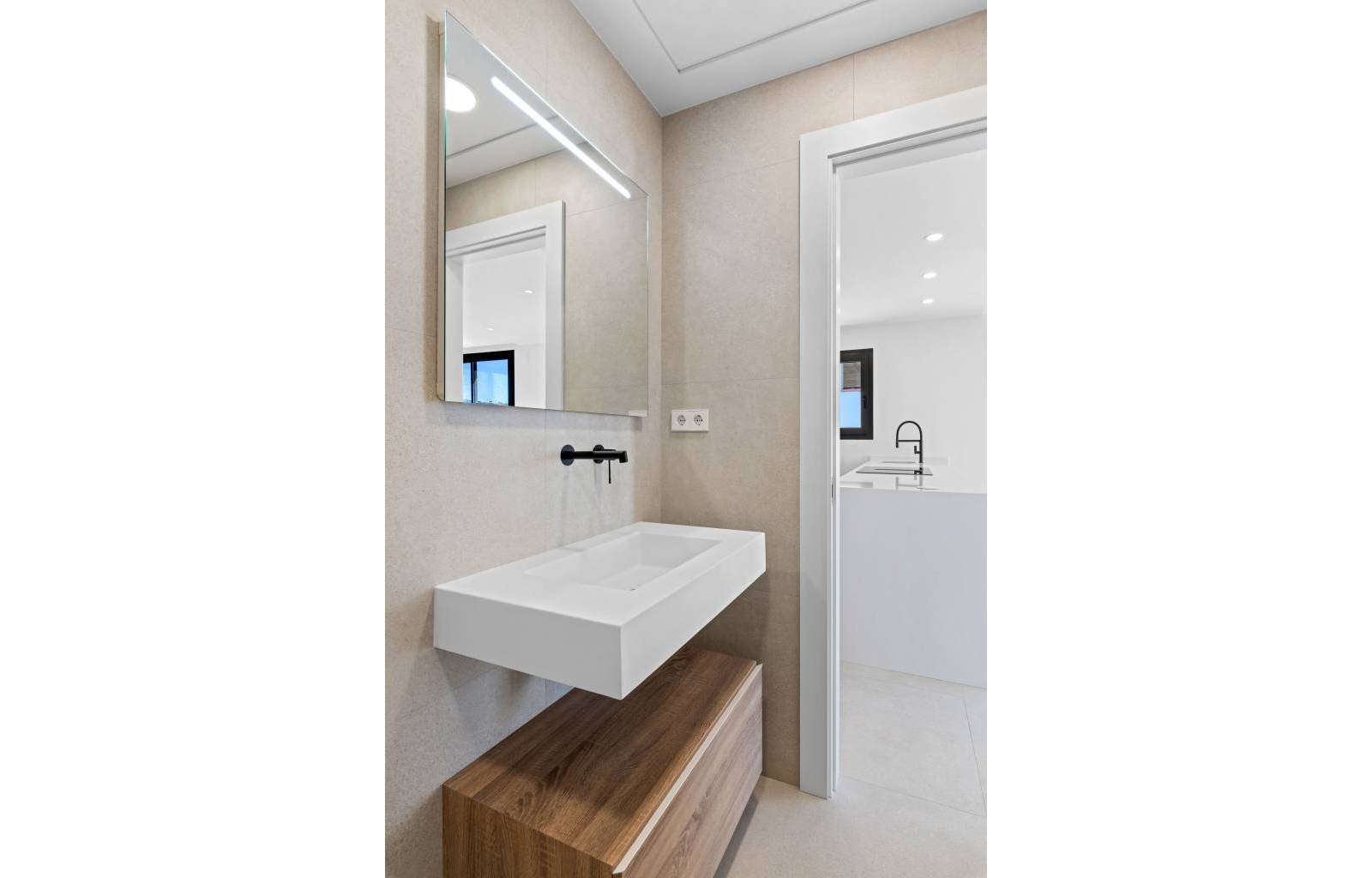 In het zonovergoten Los Alcázares aan de Costa Calida worden deze prachtige villa´s gebouwd. De woning heeft 3 slaapkamers en 2 badkamers. &