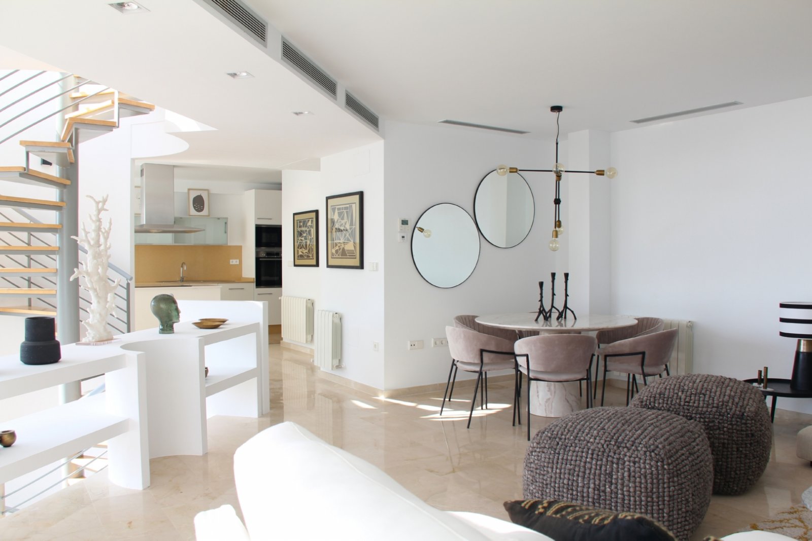 Diese Immobilien befinden sich in der exklusiven Ortschaft Altea und bieten ein einzigartiges Wohnerlebnis mit beeindruckendem Meerblick. Die Anlage