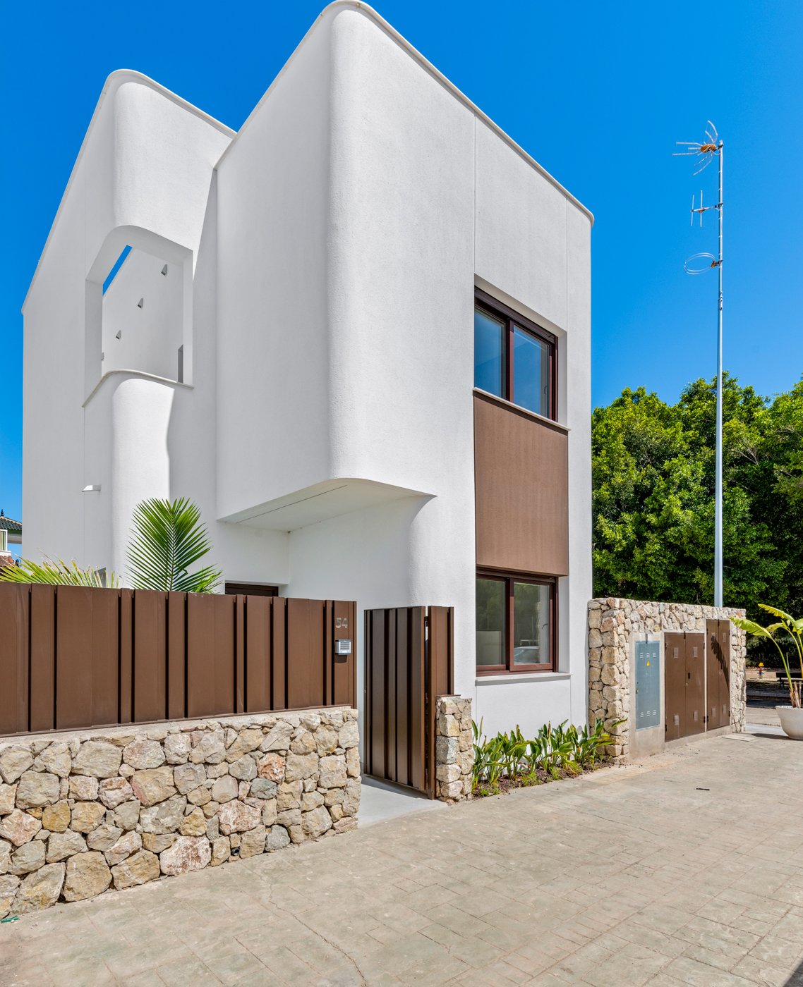 Im charmanten Ort Pilar de la Horadada gelegen, bietet dieses Ensemble freistehender Chalets eine einzigartige Gelegenheit, das Leben an der Costa Bl