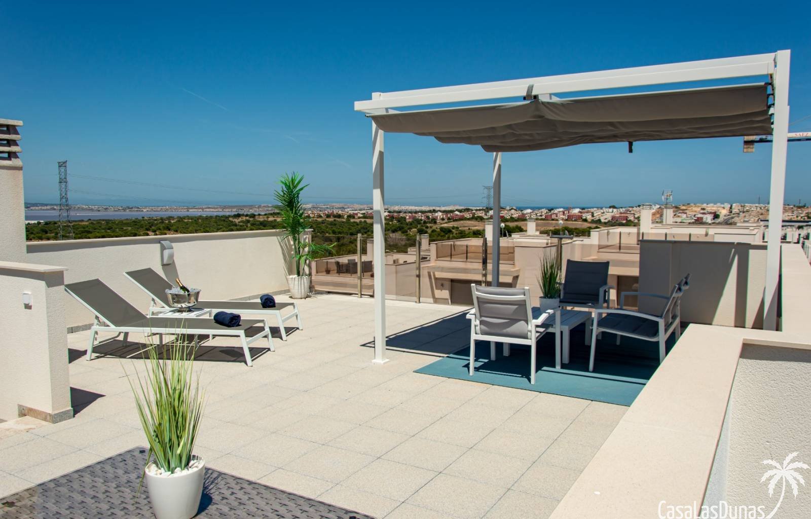 Diese elegante Villa mit 3 Schlafzimmern und 3 Bädern bietet Komfort, Privatsphäre und eine hochwertige Ausstattung. Ein Schlafzimmer und ein Badezim