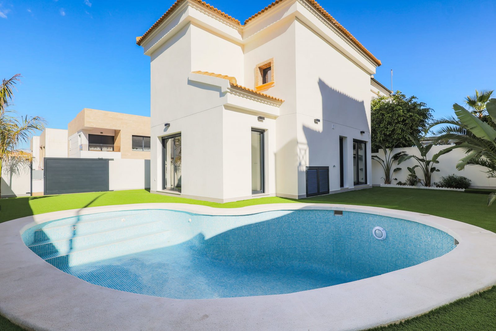  In der wunderschönen Gegend von Orihuela Costa gelegen, bietet diese exklusive Villa eine einzigartige Gelegenheit, eine privilegierte Umgebung zu ge