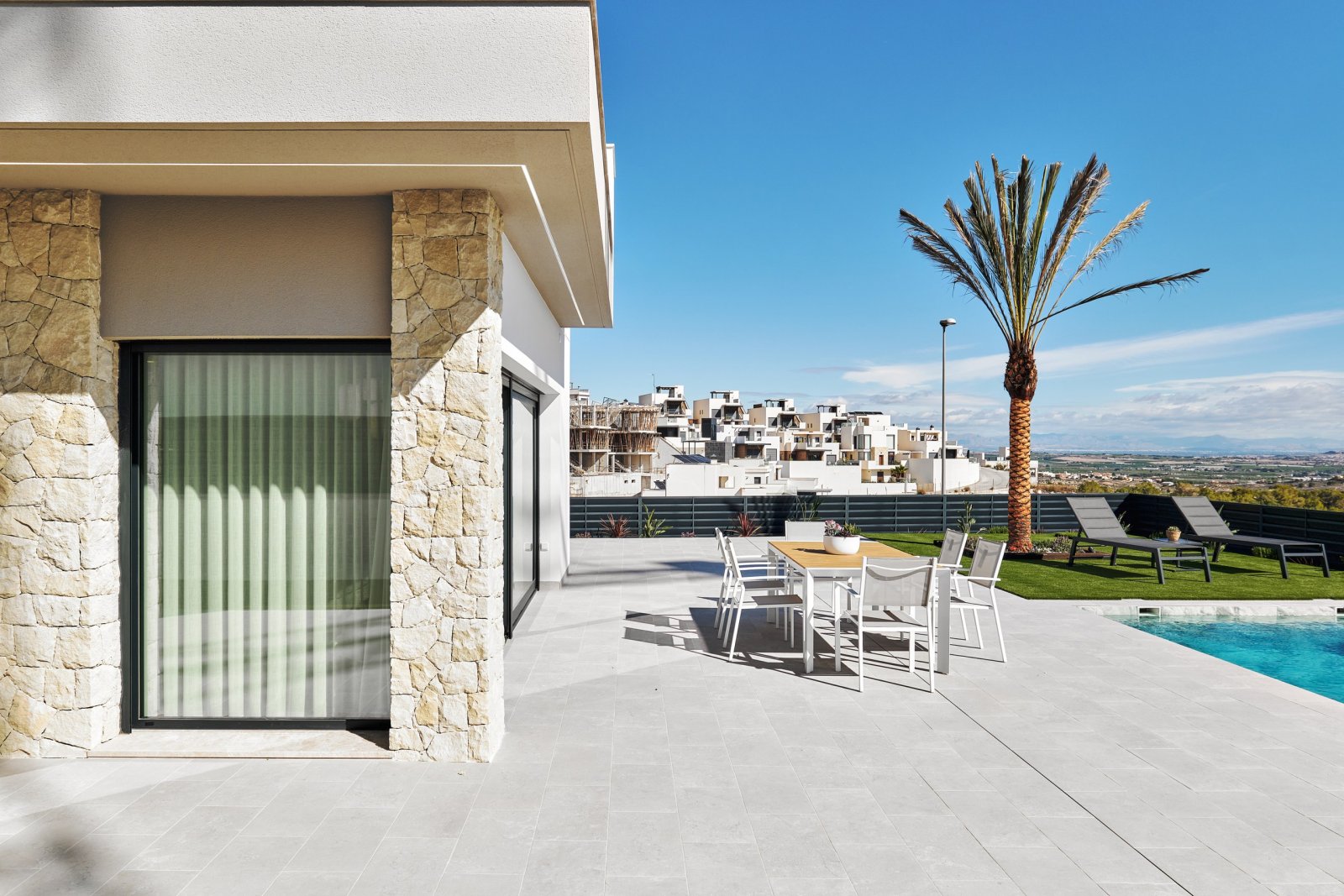 In der charmanten Umgebung von San Miguel de Salinas gelegen, bietet dieser exklusive Wohnkomplex 24 Immobilien, die für diejenigen entworfen wurden,