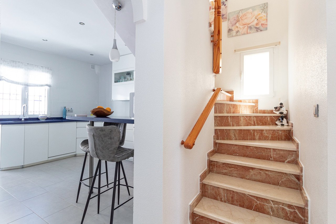 Traditionelle Doppelhaushälfte im Herzen von La Zenia, die klassischen Charme mit modernen Elementen vereint. Der Hauptteil der Villa liegt auf einer