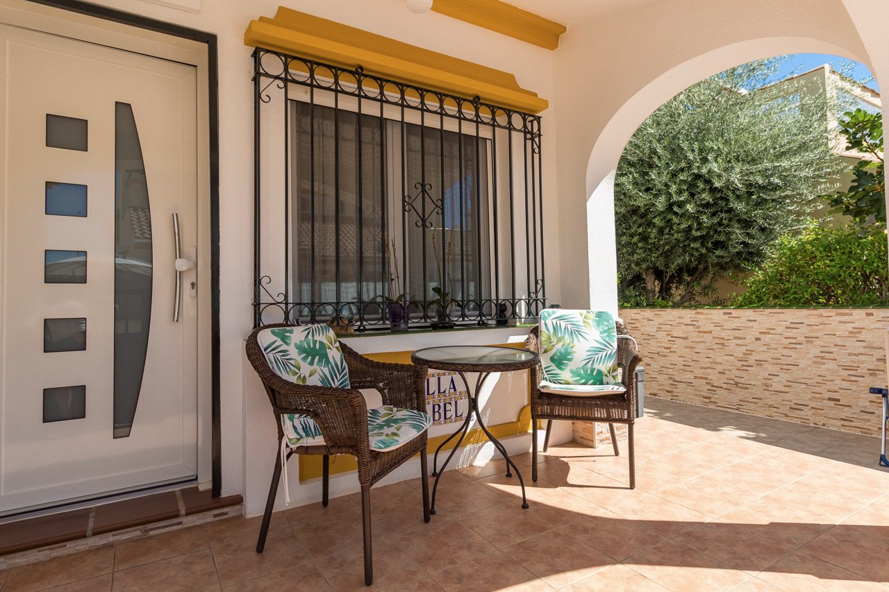Traditionelle Doppelhaushälfte im Herzen von La Zenia, die klassischen Charme mit modernen Elementen vereint. Der Hauptteil der Villa liegt auf einer
