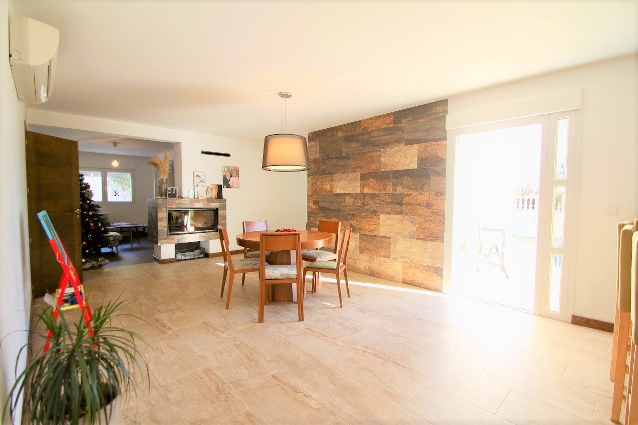 Detached villa on large plot with views down to the sea

Renovated and well-maintained villa on a plot of 1.254 m2 with a