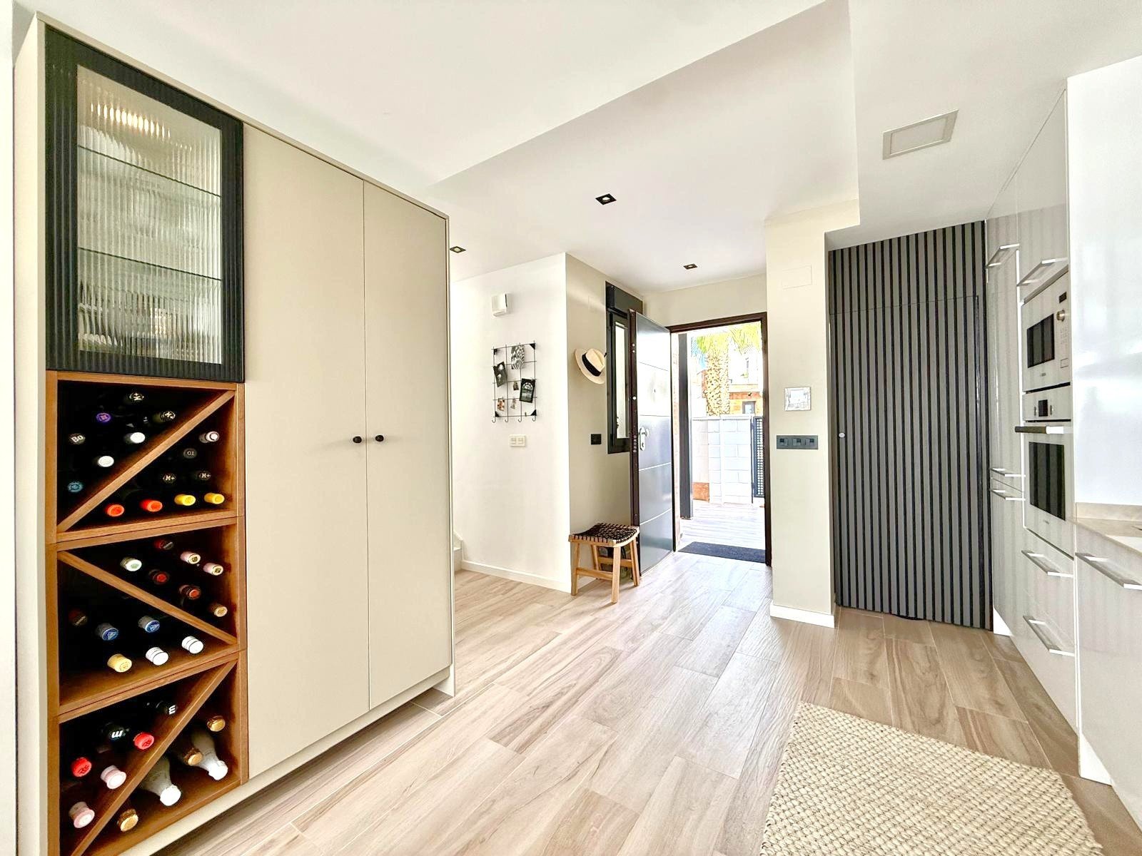 Modern and superbly presented detached villa with heated private pool in a gated residential area at 1,5 km distance to supermarket, restaurants, ba