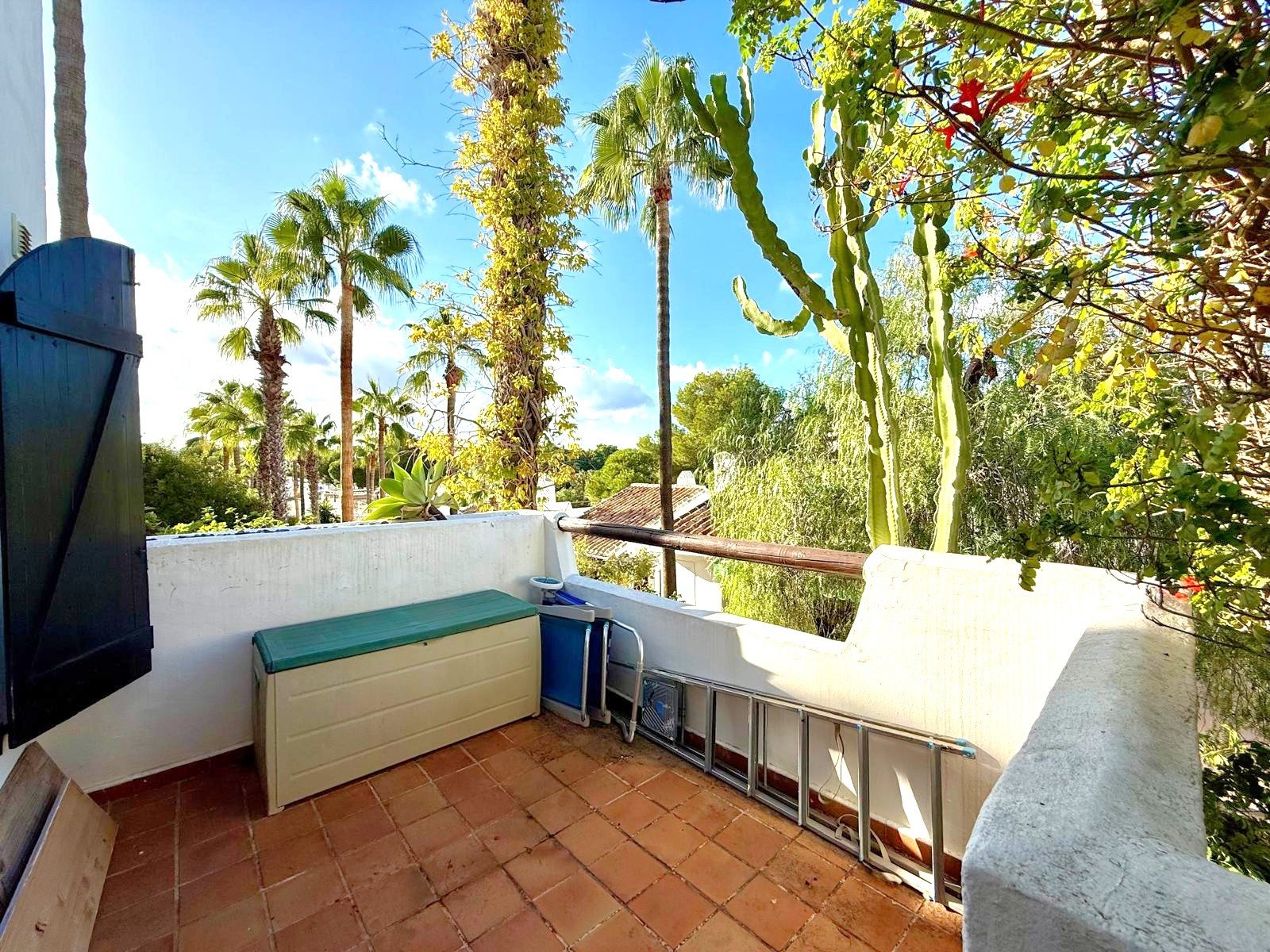 A traditional Spanish style very well maintained villa of 150 m2 including terraces,

on ground floor 3 bedrooms, of whic