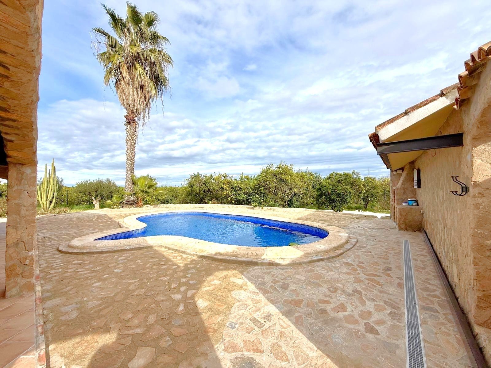 The property sits within a fenced-in land with a surface of 8.000 m2, predominantly flat with no views from neighbours;

 