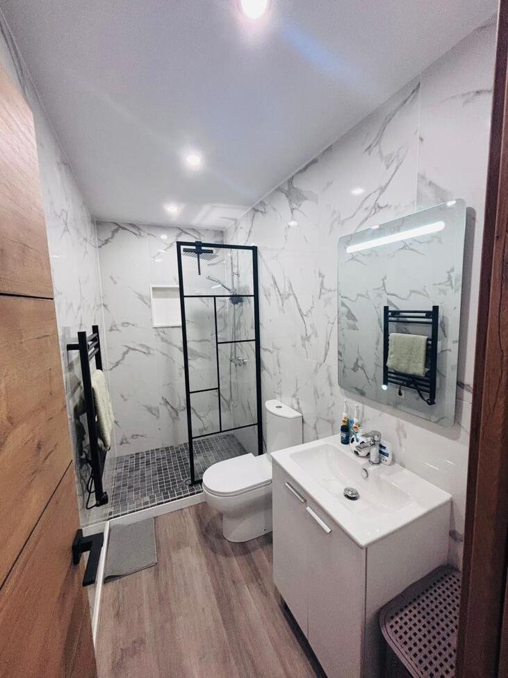   Located in the heart of the vibrant town of San Miguel de Salinas in the beautiful Alicante Province, this fully renovated four-bedroom townhouse of