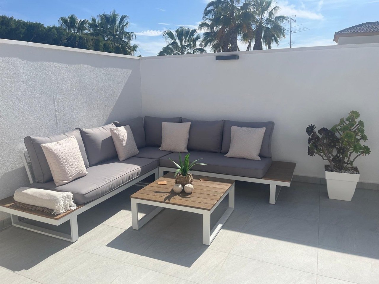   Luxury Detached Villa located in Villamartin.Discover the perfect blend of luxury and comfort in this stunning detached villa located in a well-esta
