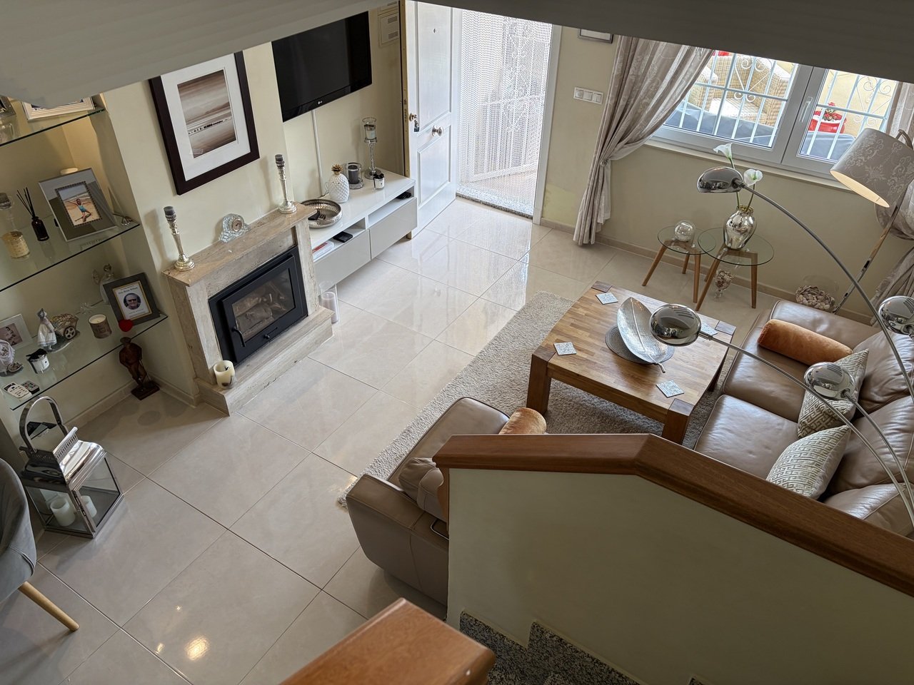 Outstanding 3 Bed, 3 Bath South facing Townhouse with large converted basement offering an additional room with En Suite bathroom. This is a fantast