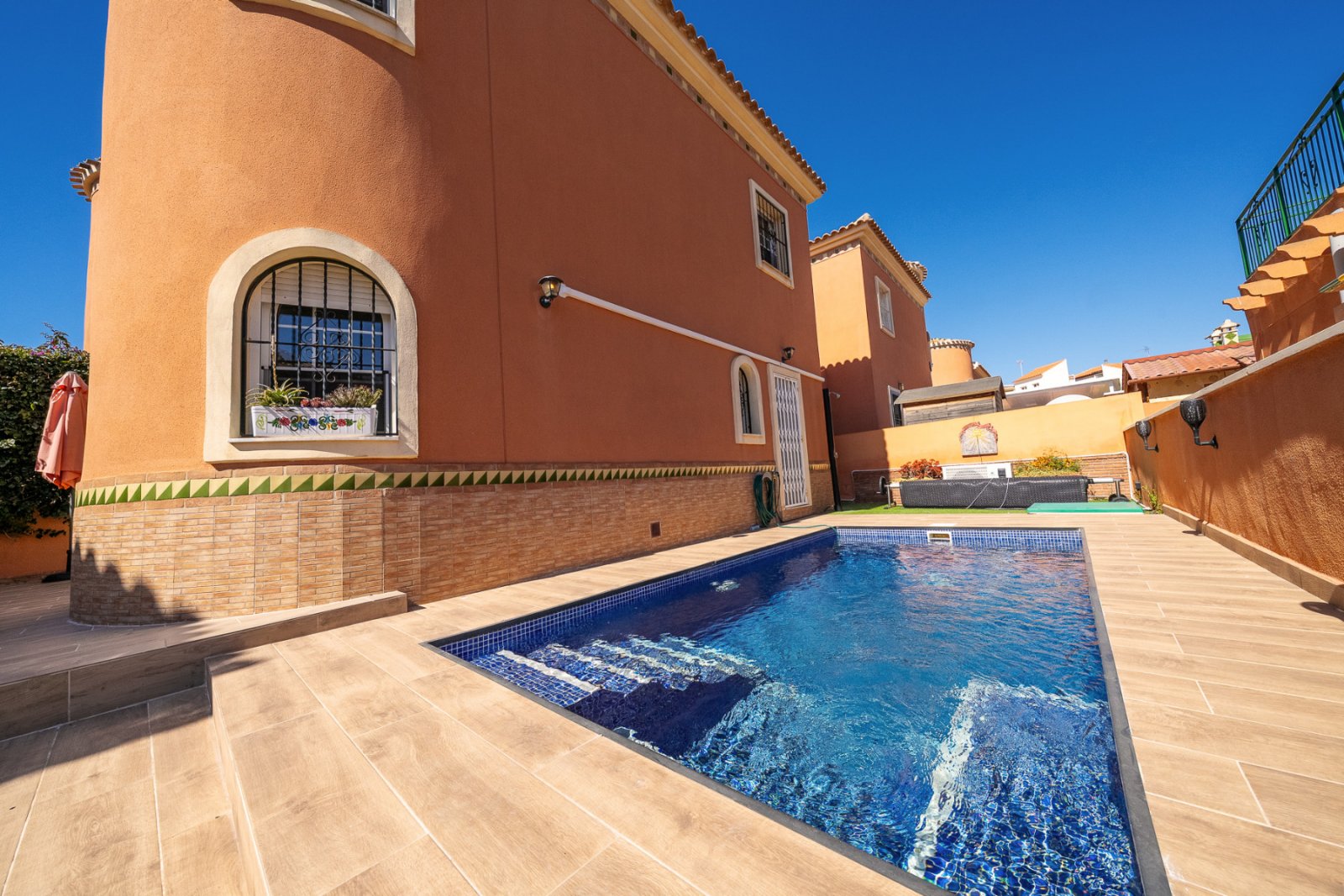 Sehr gepflegte Villa zum Verkauf in Playa Flamenca, gelegen in einer ruhigen Wohnstraße, nur wenige Gehminuten von den örtlichen Annehml