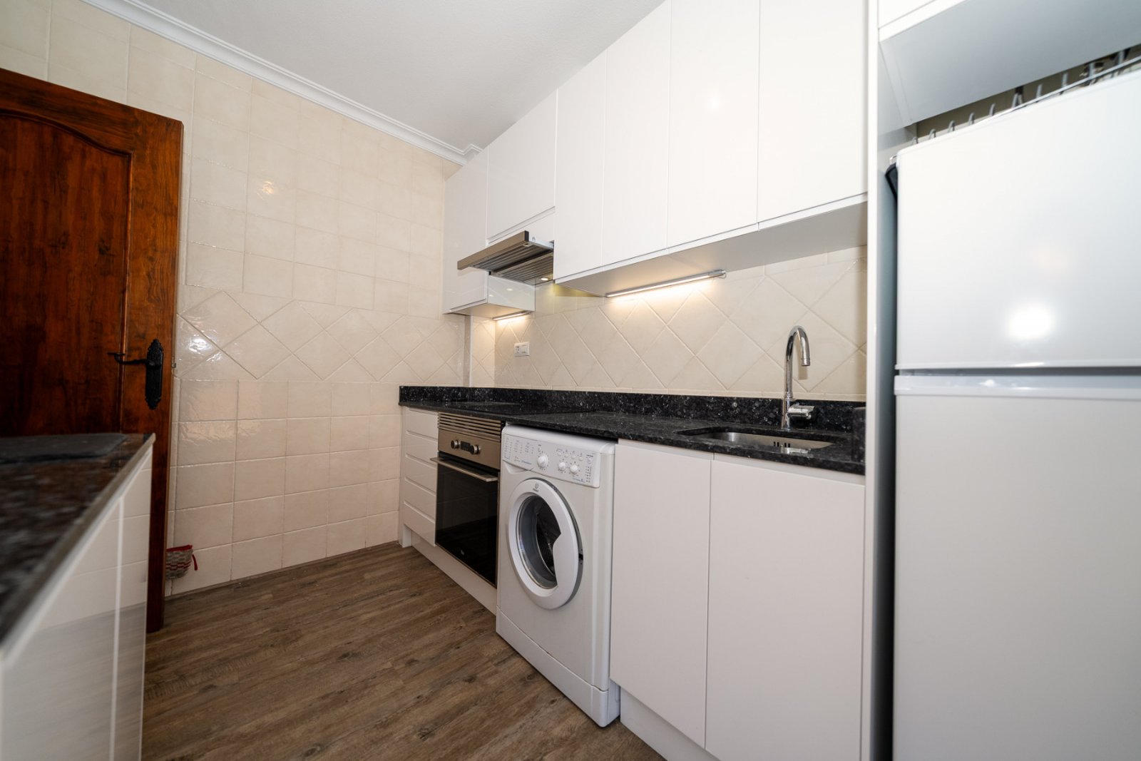 Sehr gepflegte Villa zum Verkauf in Playa Flamenca, gelegen in einer ruhigen Wohnstraße, nur wenige Gehminuten von den örtlichen Annehml