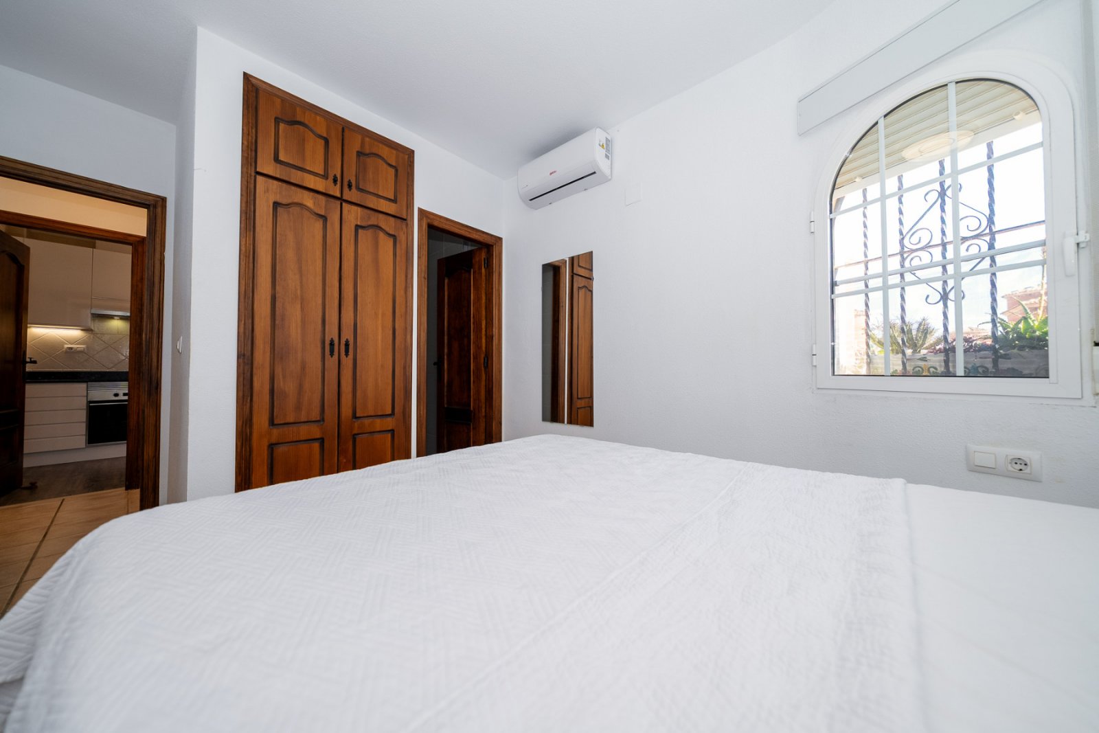 Sehr gepflegte Villa zum Verkauf in Playa Flamenca, gelegen in einer ruhigen Wohnstraße, nur wenige Gehminuten von den örtlichen Annehml