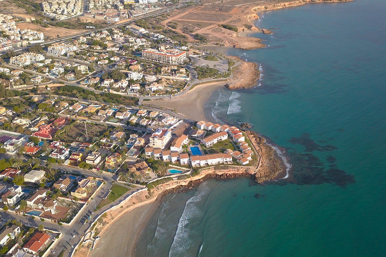 Sehr gepflegte Villa zum Verkauf in Playa Flamenca, gelegen in einer ruhigen Wohnstraße, nur wenige Gehminuten von den örtlichen Annehml