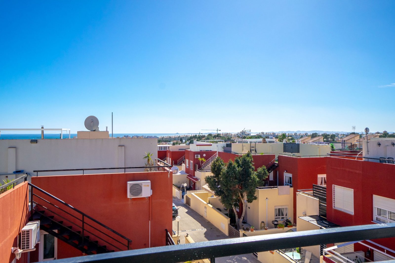 Dieses charmante Reihenhaus mit 3 Schlafzimmern und 2 Badezimmern befindet sich in der begehrten Gegend von Villamartín an der Costa Blanca. Die Immo