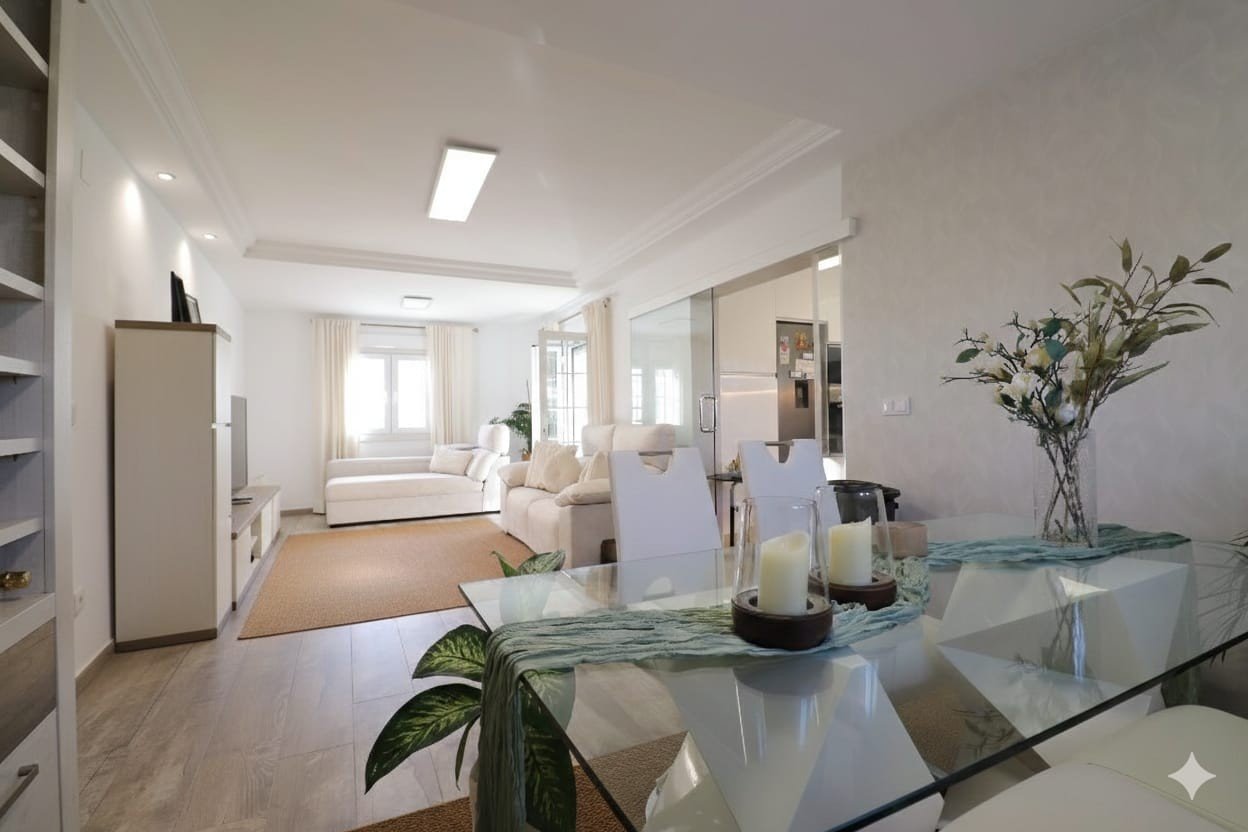   This South East Facing, Four Bedroom, Detached Villa in Las Filipinas, is located overlooking a green area of trees and bushes, in a highly desirabl
