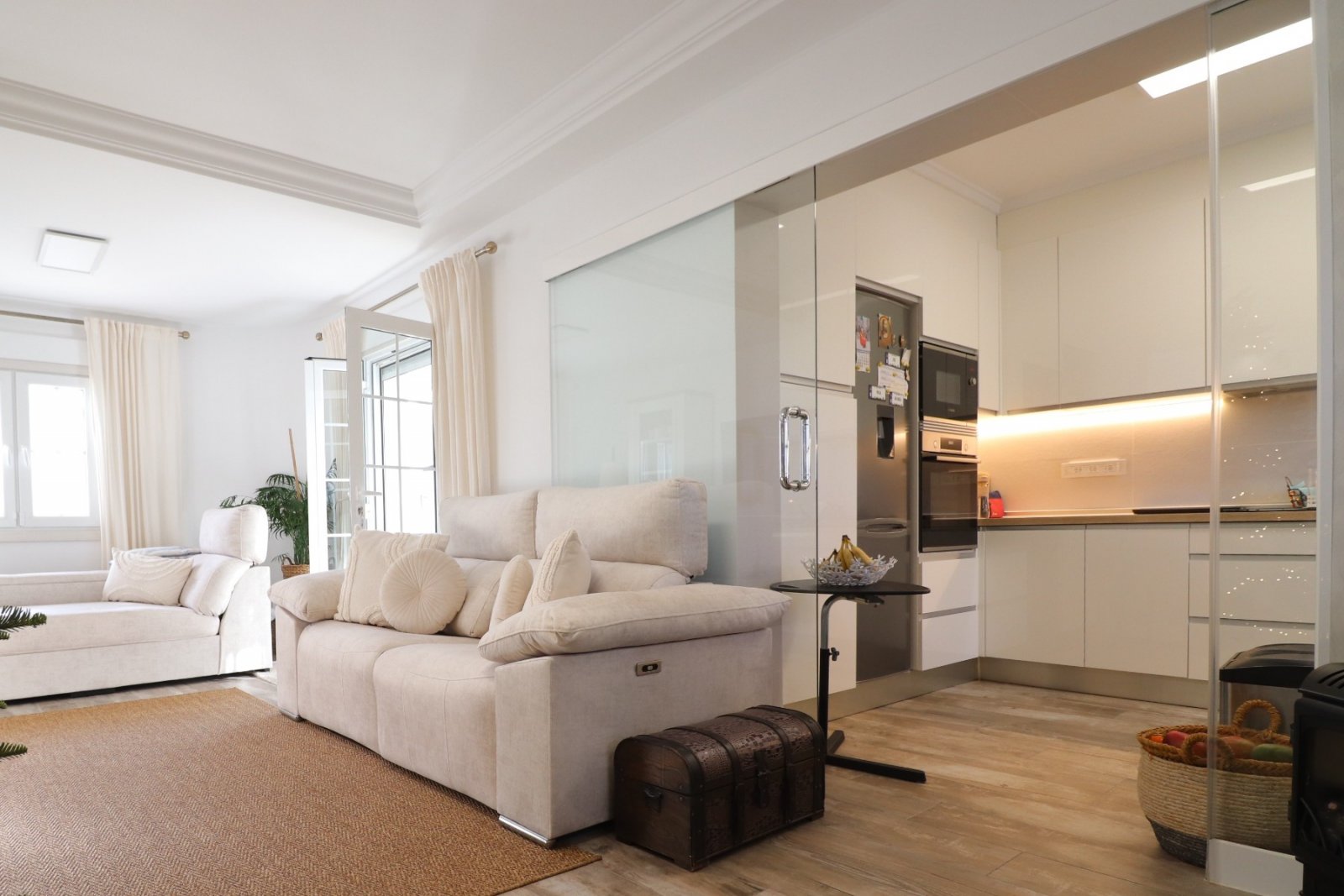   This South East Facing, Four Bedroom, Detached Villa in Las Filipinas, is located overlooking a green area of trees and bushes, in a highly desirabl