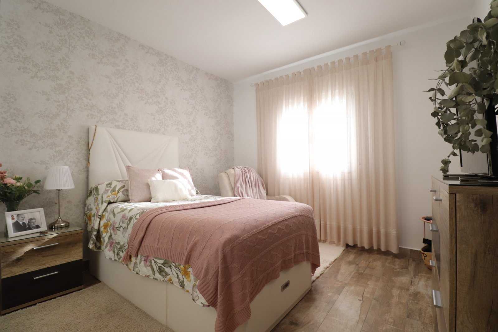   This South East Facing, Four Bedroom, Detached Villa in Las Filipinas, is located overlooking a green area of trees and bushes, in a highly desirabl