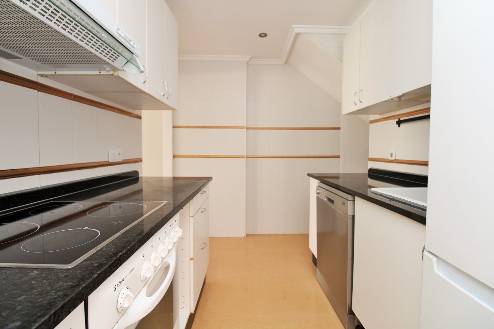  Dieses Reihenhaus mit 3 Schlafzimmern befindet sich in der Wohnanlage Sun Golf Villas in Villamartin und liegt in hervorragender Lage direkt neben de