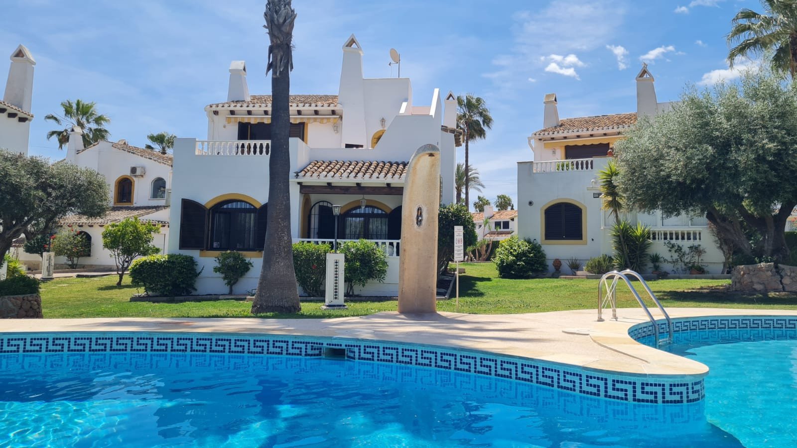 Villa Fortuna in erster Reihe – Villamartín Golf mit fantastischem Golfblick, 3 Schlafzimmer, 3 Bäder, in bester Lage. Ein absolutes Muss! 