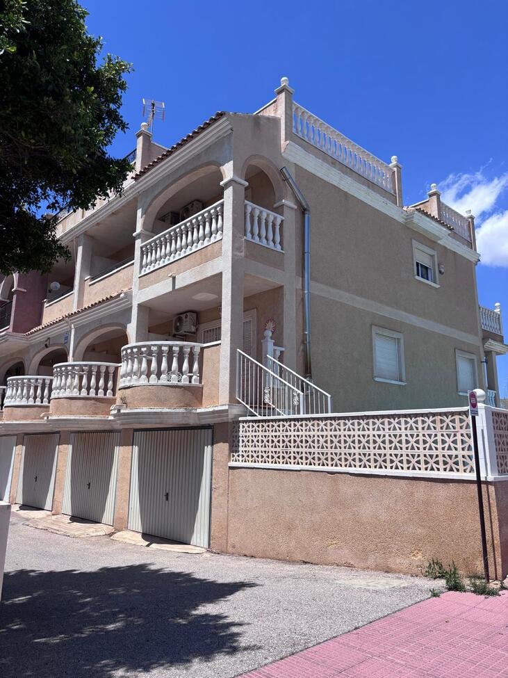This beautifully presented 3 bedroom, 2 1/2 bathroom Townhouse is located in the highly desirable area of Villamartín, close to an excellent selecti