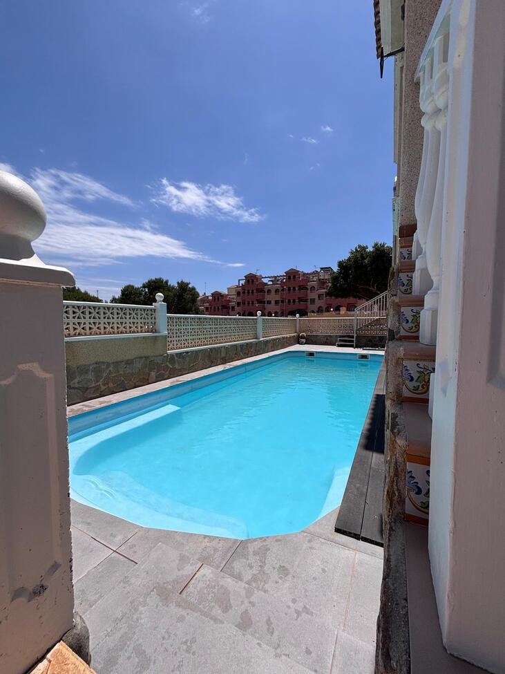 This beautifully presented 3 bedroom, 2 1/2 bathroom Townhouse is located in the highly desirable area of Villamartín, close to an excellent selecti