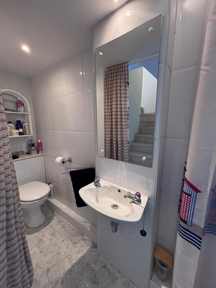 This beautifully presented 3 bedroom, 2 1/2 bathroom Townhouse is located in the highly desirable area of Villamartín, close to an excellent selecti